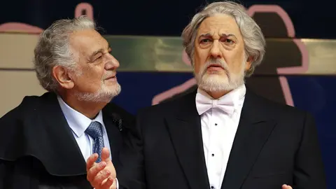 Plácido Domingo mira su retrato en cera. EFE