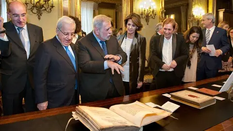 Las principales autoridades han visitado una pequeña exposición sobre el Convenio Económico.