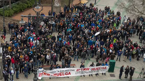 Una representación del Comité de Empresa de TRW informa de la situación de su conflicto laboral a la Comisión de Desarrollo Económico en el Parlamento de Navarra. IÑIGO ALZU (8)