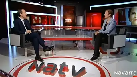 Uxue Barkos durante un momento de su entrevista con Roberto Cámara en Navarra TV.