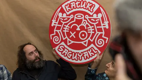 Mikel Urmeneta presenta su nueva marca, Katuki Saguyaki, acompañado de sus dibujantes y representantes de la Comparsa de Gigantes y Cabezudos de Pamplona (3). IÑIGO ALZUGARAY