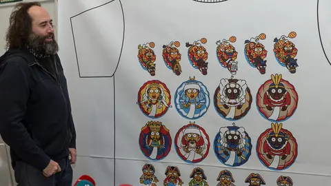 Mikel Urmeneta presenta su nueva marca, Katuki Saguyaki, acompañado de sus dibujantes y representantes de la Comparsa de Gigantes y Cabezudos de Pamplona (8). IÑIGO ALZUGARAY