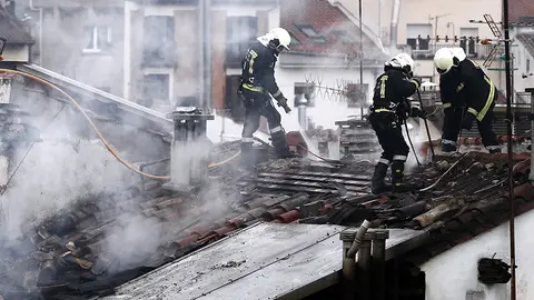 GRA101. PAMPLONA, 28/01/2016.- Un grupo de bomberos sofocan el incendio que se ha producido esta madrugada en una vivienda del casco Viejo de Pamplona a causa del cual cuatro personas, dos vecinas y dos bomberos, han tenido que ser trasladadas al Complejo Hospitalario de Navarra. Una de las personas trasladadas al hospital es la vecina de ese piso, de 22 años, que resultó herida tras lanzarse a un patio interior del edificio para huir de las llamas. El edificio de cinco plantas, en el que viven ocho personas, está situado en el número 12 de la calle del Carmen y ha sido desalojado, al igual que algunas viviendas del portal número 10. EFE/Jesús Diges
