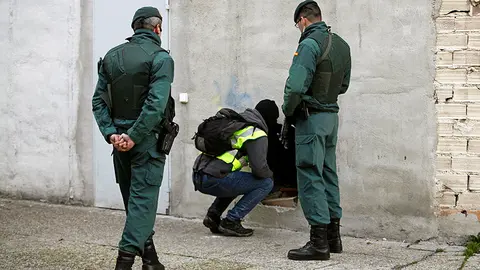 GRA332. PAMPLONA, 01/02/2016.- Agentes de las Fuerzas y Cuerpos de Seguridad del Estado durante el registro efectuado en la sede de la peña Indar Gorri de Osasuna, tras la detención de 18 jóvenes en una operación relacionada con la violencia en el fútbol. EFE/Ivan Aguinaga