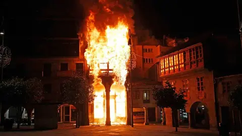 Incendio en un edificio del centro de Pontevedra. EFE