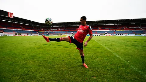 Presentación de Miguel De la Cuevas como nuevo jugador de Osasuna. . PABLO LASAOSA (11)