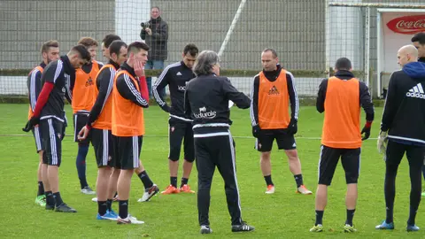 Martín habla con sus jugadores en Tajonar.