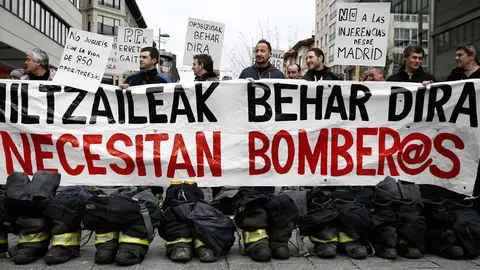 Concentración en favor de las oposiciones de bombero 2. EFE