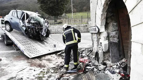 GRA291. AIZCORBE (NAVARRA), 06/02/2016.- Un bombero retira los restos del vehículo que ha chocado a esta tarde contra una vivienda en el término municipal de Aizcorbe, tras salirse de la vía en el kilómetro 18,900 de la N-240-A. El conductor y único ocupante del vehículo ha muerto en el lugar. EFE/Jesús Diges