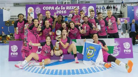 El Conquero onubense celebra su título. Foto web FEB.es