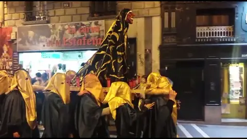 Un momento de la procesión humillante con la Dolorosa.