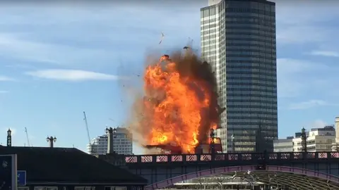 Explosión de un autobús en Londres durante el rodaje de una película.