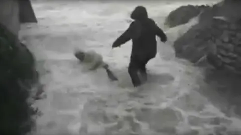 Un hombre salva a dos jubilados tras ser engullidos por el mar