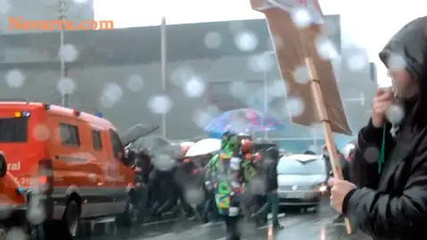 Trabajadores de TRW a la salida del Parlamento.