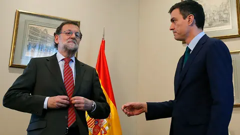GRA344. MADRID, 12/02/2016.- El presidente del Gobierno en funciones, Mariano Rajoy (i), y el secretario general del PSOE, Pedro Sánchez, durante su reunión en el Congreso de los Diputados, en el marco de los contactos que el líder socialista está llevando a cabo de cara a la formación de gobierno. EFE/Zipi