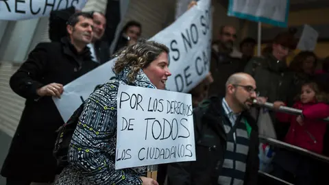 Padres y madres protestan a las puertas del centro Donibane antes de la reunion con Joxe Abaurrea y Maider Beloki por la imposicion del Modelo D de Bildu. PABLO LASAOSA 2