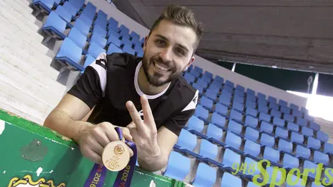 Rafa Usín muestra su medalla ganada en el Europeo de Serbia.