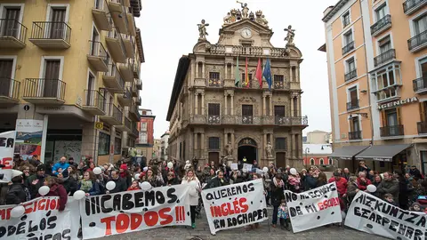 Padres y madres protestan a las puertas del Ayuntamiento de Pamplona ante la imposición de Bildu del Modelo D. PABLO LASAOSA 6