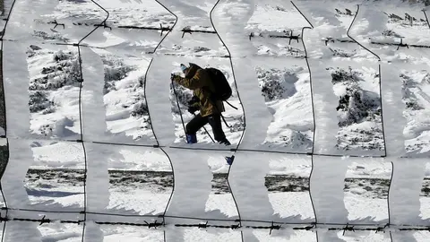 Una persona pasea por el alto de Ibañeta donde la nieve caida durante esta madrugada ha vuelto a cubrir los montes del norte de la comunidad foral. EFEJesús Diges