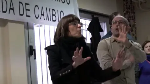 Los concejales de Bildu Maider Beloki y Joxe Abaurrea explican la imposición del euskera en la escuela Donibane.