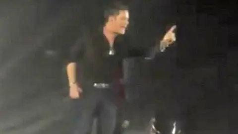 Alejandro Sanz se encara con el agresor.