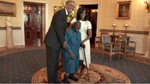 Mujer de 106 años visita a Obama en la Casa Blanca.