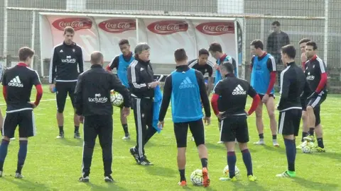 Martín con sus jugadores en Tajonar.