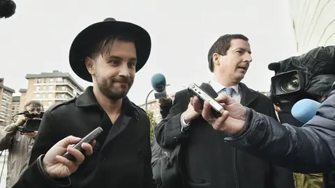 Abel Azcona declara en el juzgado por la exposición con hostias consagradas. PABLO LASAOSA 7