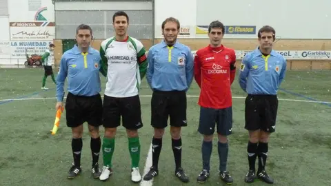 Trio arbitral y capitanes del Oberena - Mendi.