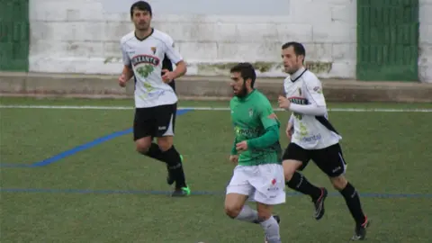 Víctor-Fenoll-conduce-el-balón-ante-la-presencia-de-un-jugador-del-Tudelano. Web Guijuelo.