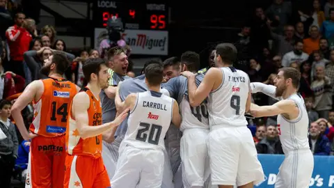 El Real Madrid celebra la victoria en Valencia. Efe