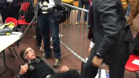 Agresión de un fotógrafo del Time.