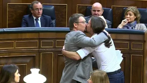 Imagen tomada de la señal institucional del Congreso de los Diputados en la que aparecen el líder de Podemos, Pablo Iglesias (d), y el de En Comú Podem, Xavier Doménech. EFE.
