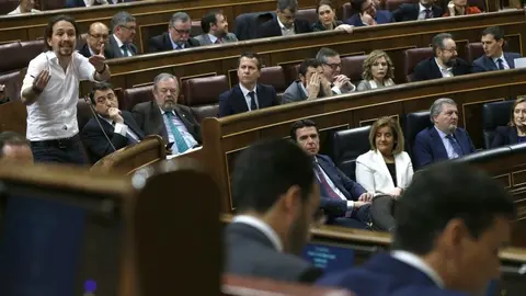 El líder de Podemos, Pablo Iglesias (i), durante una de sus intervenciones hoy en el Congreso de los Diputados, en la segunda jornada del debate de investidura. EFE.