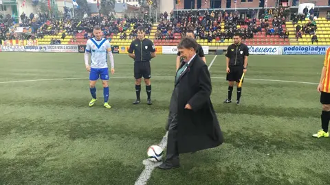 Serena realiza el saque de honor.