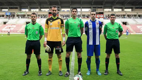 Trio arbitral y capitanes del UD Logroñés - Izarra. Facebook UD Logroñés.