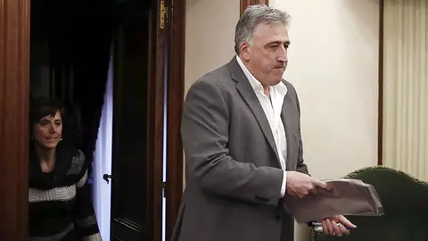 GRA413. PAMPLONA, 03/03/2016.- El alcalde de Pamplona, Joseba Asirón, entra al salón de plenos del Ayuntamiento donde se celebra esta tarde sesión plenaria, con la aprobación inicial del reglamento de protocolo y la definitiva de la plantilla orgánica de la gerencia de Urbanismo como algunos de los puntos del orden del día. EFE/Jesús Diges