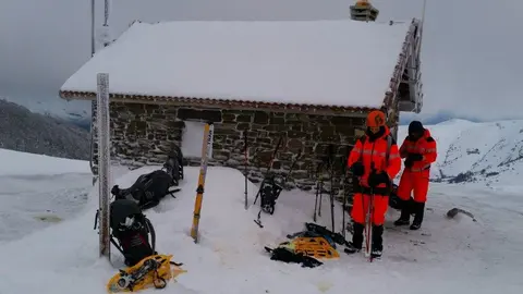 Miembros del equipo de rescate en el refugio de Izandorre, donde han pasado la noche.