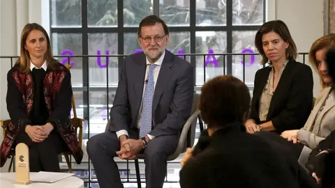 El jefe del Ejecutivo en funciones, Mariano Rajoy fondo,d), ha presidido en el Campus Google un acto con mujeres emprendedoras. EFEJ. J. Guillén