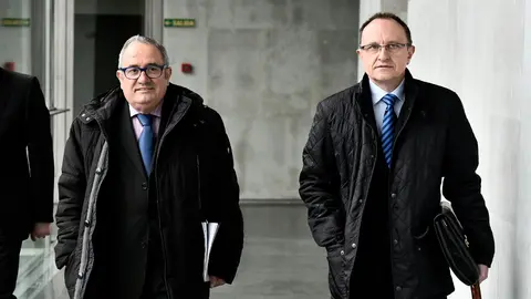 El presidente de Osasuna, Luis Sabalza, y el gerente, Luis Ardanaz, llegan al Parlamento para explicar la deuda de Osasuna. PABLO LASAOSA 1