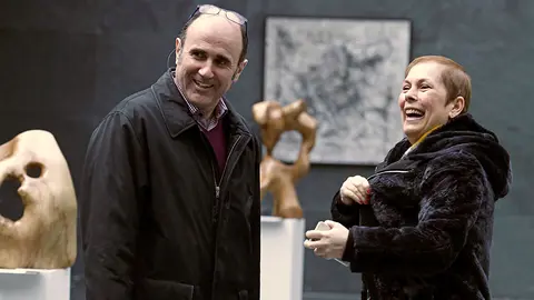 GRA154. PAMPLONA, 10/03/2016.- La presidenta de Navarra, Uxue Barkos, y el vicepresidente de Desarrollo Económico, Manu Ayerdi, durante un receso del Pleno del Parlamento de Navarra de esta mañana, donde se ha tomado en consideración una proposición de ley foral para modificar el Consejo de Navarra, con el fin de reducir de siete a cinco el número de miembros que componen este órgano consultivo, entre otros cambios. La iniciativa ha sido presentada conjuntamente por Geroa Bai, EH Bildu, Podemos e Izquierda-Ezkerra. Los grupos de UPN, PSN y PPN han votado en contra de su admisión a trámite. EFE/Iván Aguinaga