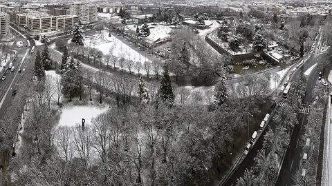 GRA034 PAMPLONA, 10/03/2016.- Aspecto que presenta el parque de La Taconera en Pamplona tras la nevada caída durante esta madrugada en la capital navarra, donde once vehículos y personal técnico del Ayuntamiento trabajan para evitar problemas derivados de la nieve que ha causado retenciones en algunos puntos y retrasos en el transporte urbano aunque presta servicio en todas las líneas. EFE/Jesús Diges