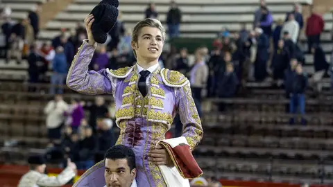 GRA370. VALENCIA, 11/03/2016. El novillero francés Andy Younes sale a hombros tras cortar sendas orejas a sus dos novillos. Younes compartió cartel, con el valenciano Jesús Chover y el castellonense Jonathan Blázquez "Varea". EFE/Manuel Bruque.