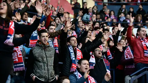 Imágenes del público en la grada del Sadar. PABLO LASAOSA