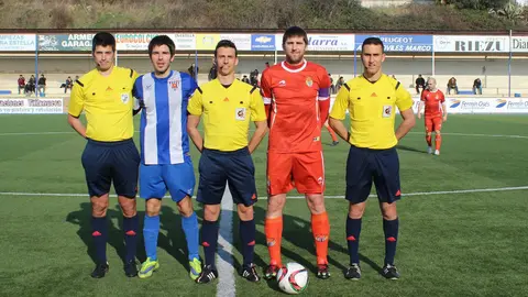 Bruno Araiz e Iturralde con el trio arbitral. Foto web Izarra.