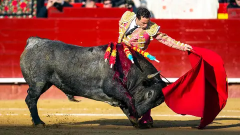GRA286. VALENCIA, 13/03/2016.- El diestro murciano Rafael Rubio "Rafaelillo", durante su faena con la muleta a "Aviador", de la ganadería de Adolfo Martín. Rafaelillo compartió cartel, en esta segunda corrida de la Feria de Fallas, con el sevillano Manuel Escribano y el también murciano Paco Ureña. EFE/Manuel Bruque