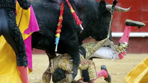 Momento de la cogida a Joselito Adame EFE