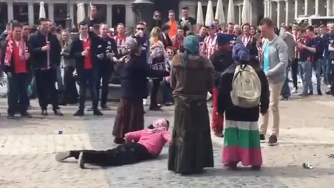Hinchas del PSV humillan a varias gitanas de la Plaza Mayor de Madrid.