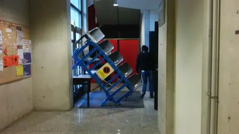 Barricada para impedir el acceso al interior de la UPNA
