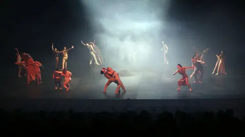 Escenas de Sacre, el espectáculo ofrecido por la companía de danza de Sasha Waltz. IÑAKI ZALDÚA (4)